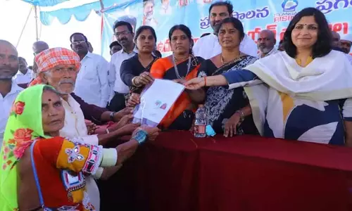 जदचेरला में उदंडापुर जलाशय प्रभावित परिवारों को हाउस साइट पट्टे वितरित