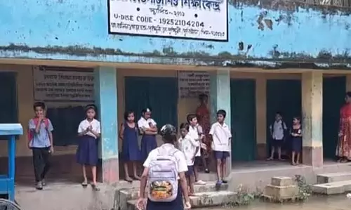 दस दिनों से जमा है पानी, स्कूल अभी भी खुले