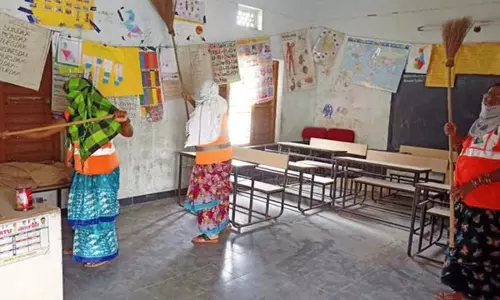 तेलंगाना में 2,245 स्कूलों में शून्य नामांकन, शिक्षा प्रणाली की चिंताजनक स्थिति उजागर तेलंगाना में 2,245 स्कूलों में शून्य नामांकन, शिक्षा प्रणाली की चिंताजनक स्थिति उजागर
