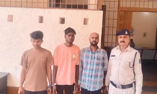 उरला TI की बड़ी कार्रवाई, धारदार हथियारों के साथ तीन आरोपी गिरफ्तार उरला TI की बड़ी कार्रवाई, धारदार हथियारों के साथ तीन आरोपी गिरफ्तार