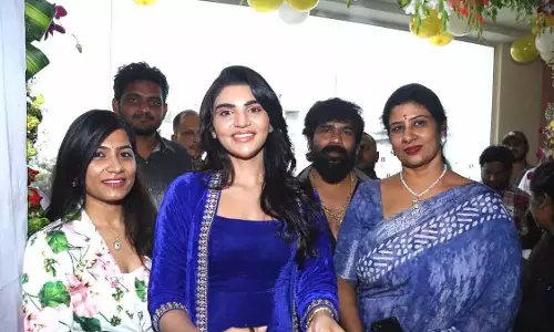 Jabardasth  वर्षा ने कोंडापुर में मानेआ द सैलून का उद्घाटन किया