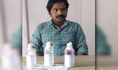 भ्रष्ट पंचायती सचिव को ACB ने पकड़ा, स्थानीय लोगों ने मनाया उत्सव भ्रष्ट पंचायती सचिव को ACB ने पकड़ा, स्थानीय लोगों ने मनाया उत्सव