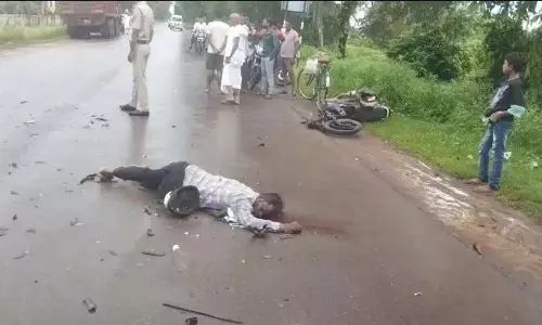 सड़क हादसा: ट्रक की टक्कर से पिता-पुत्री की मौत