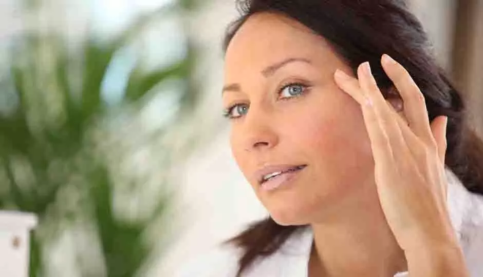 Skin care: महिलाओं पर समय से पहले बुढ़ापा क्यों आता है? इन आदतों से बचकर आप अपनी त्वचा को जवां और स्वस्थ रख सकती हैं Skin care: महिलाओं पर समय से पहले बुढ़ापा क्यों आता है? इन आदतों से बचकर आप अपनी त्वचा को जवां और स्वस्थ रख सकती हैं