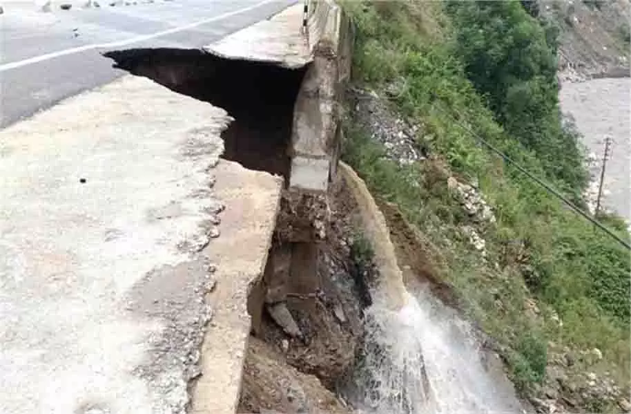 Mandi :फोरलेन पर 9 मील के पास धंसी सड़क Mandi :फोरलेन पर 9 मील के पास धंसी सड़क