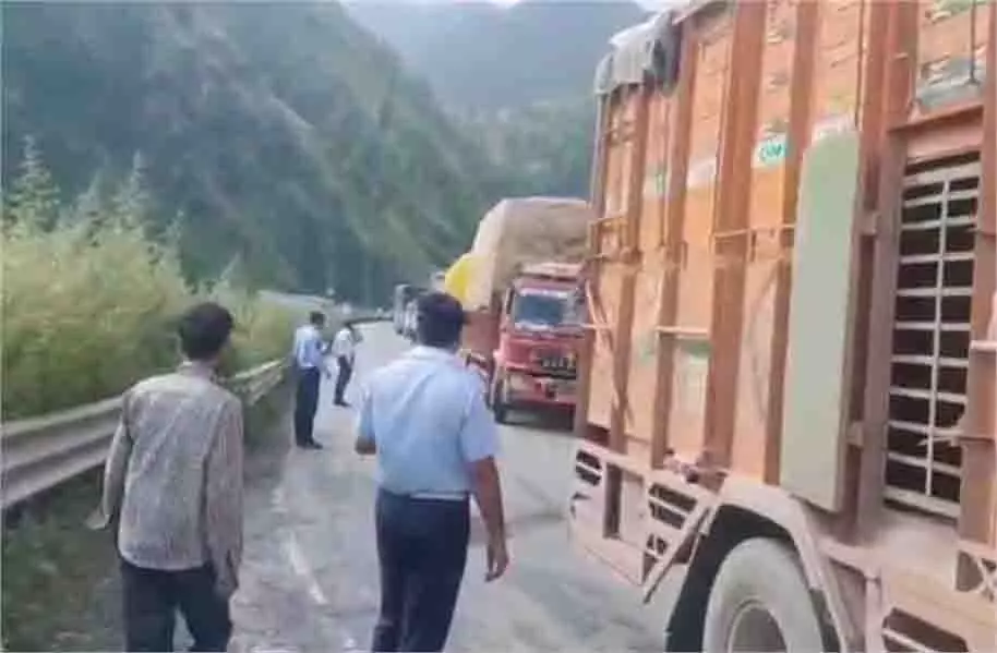 Jammu-Kashmir: हाईवे बना हाई सिक्योरिटी जोन Jammu-Kashmir: हाईवे बना हाई सिक्योरिटी जोन