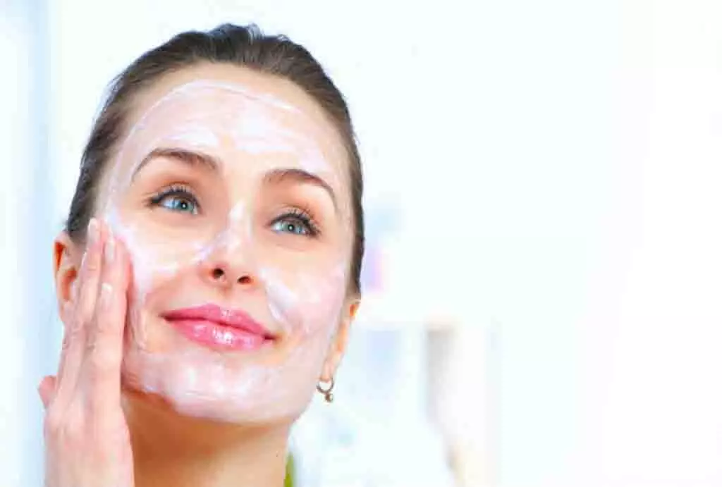 Beauty Tips: चेहरे से रूखापन दूर कर उसे चिकना और चमकदार बनाएं, लगाएं ये खास फेस पैक Beauty Tips: चेहरे से रूखापन दूर कर उसे चिकना और चमकदार बनाएं, लगाएं ये खास फेस पैक