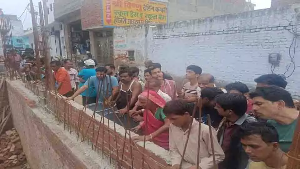 Hathras : निर्माणाधीन बेसमेंट में खिसकी मिट्टी की ढाय, दो मजदूर दबे Hathras : निर्माणाधीन बेसमेंट में खिसकी मिट्टी की ढाय, दो मजदूर दबे