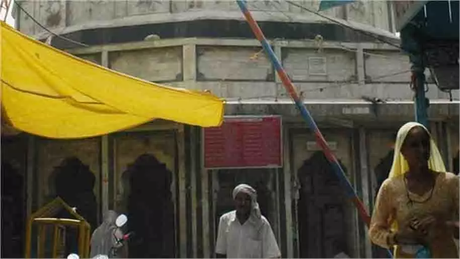 Delhi: कालका जी मंदिर में श्रद्धालु से झगड़े में पुजारी की मौत, इलाके में तनाव Delhi: कालका जी मंदिर में श्रद्धालु से झगड़े में पुजारी की मौत, इलाके में तनाव