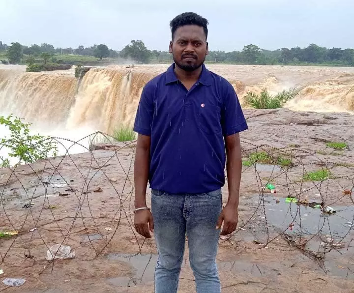 स्कूल से लौट रहे शिक्षादूत का अगवा कर नक्सलियों ने की हत्या स्कूल से लौट रहे शिक्षादूत का अगवा कर नक्सलियों ने की हत्या