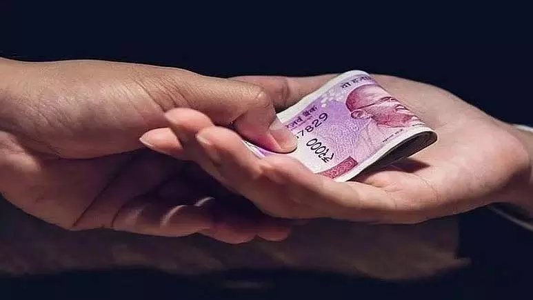 नासिक के चेहाडी में ACB ने तलाठी को 1 हजार की रिश्वत लेते रंगे हाथों गिरफ्तार किया नासिक के चेहाडी में ACB ने तलाठी को 1 हजार की रिश्वत लेते रंगे हाथों गिरफ्तार किया