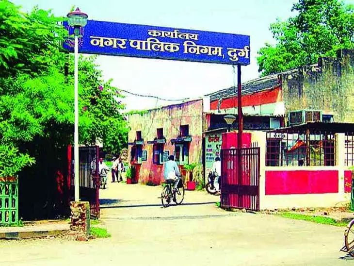 निगम कार्य में लगे ठेकेदारों के खिलाफ एक्शन में मेयर निगम कार्य में लगे ठेकेदारों के खिलाफ एक्शन में मेयर