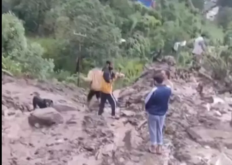 जम्मू-कश्मीर के रामबन में बादल फटने से तीन की मौत, पांच लापता जम्मू-कश्मीर के रामबन में बादल फटने से तीन की मौत, पांच लापता