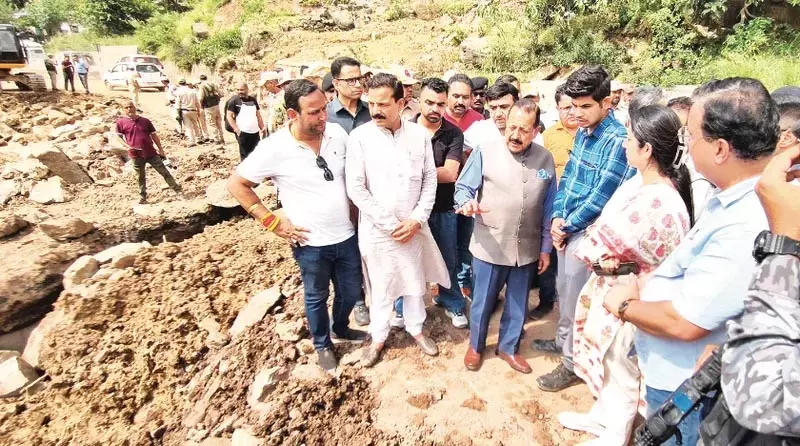 डॉ. जितेंद्र सिंह ने उधमपुर में राहत एवं पुनर्बहाली कार्यों की समीक्षा की डॉ. जितेंद्र सिंह ने उधमपुर में राहत एवं पुनर्बहाली कार्यों की समीक्षा की