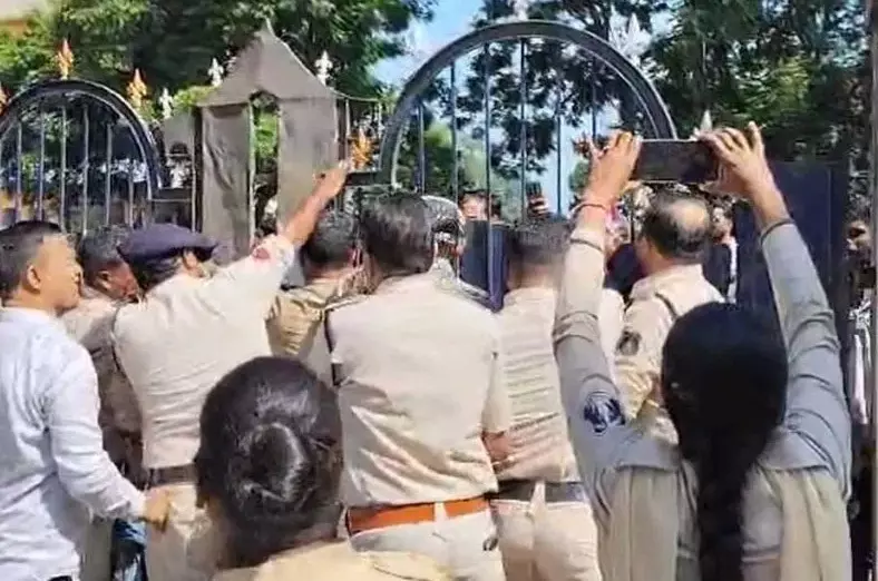 महिला से छेड़छाड़ का मामला, नगर पंचायत अध्यक्ष पर कसा कानून की शिकंजा महिला से छेड़छाड़ का मामला, नगर पंचायत अध्यक्ष पर कसा कानून की शिकंजा