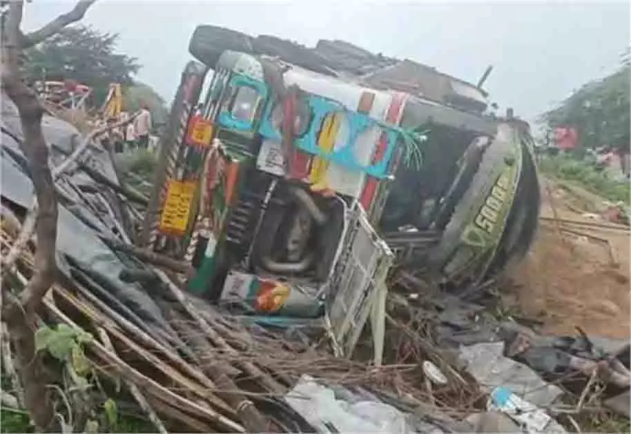 Mp News : कच्चे घर में घुसा तेज रफ्तार ट्रक, दंपत्ति और बच्ची की मौत Mp News : कच्चे घर में घुसा तेज रफ्तार ट्रक, दंपत्ति और बच्ची की मौत