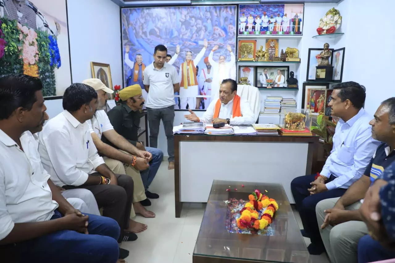 Jaipur: पशुपालन मंत्री ने पाली जिले में की जनसुनवाई Jaipur: पशुपालन मंत्री ने पाली जिले में की जनसुनवाई