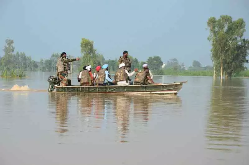 Punjab में दशकों की सबसे भीषण बाढ़, 23 लोगों की मौत, 1,018 गांव प्रभावित, 16 हजार लोगों को बचाया Punjab में दशकों की सबसे भीषण बाढ़, 23 लोगों की मौत, 1,018 गांव प्रभावित, 16 हजार लोगों को बचाया