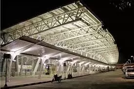 चेन्नई हवाई अड्डे पर कांच का पैनल गिरा चेन्नई हवाई अड्डे पर कांच का पैनल गिरा