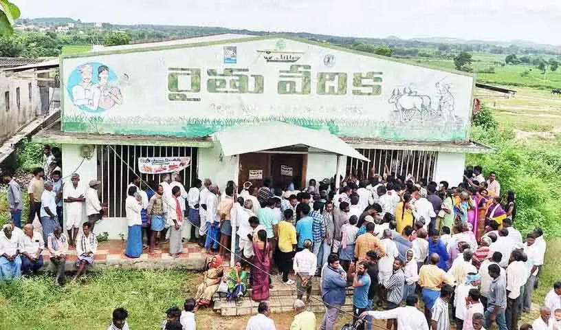 यूरिया आपूर्ति में केंद्र के भेदभाव से Telangana में आक्रोश यूरिया आपूर्ति में केंद्र के भेदभाव से Telangana में आक्रोश