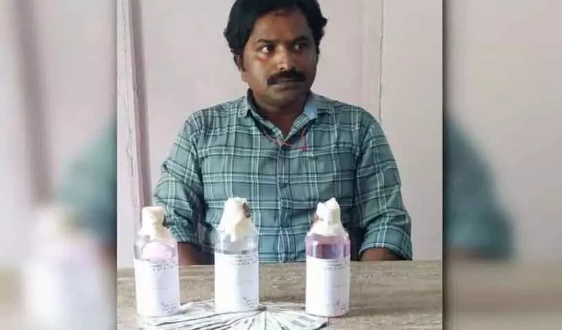 Karimnagar के ग्रामीणों ने पंचायत सचिव के एसीबी ट्रैप का जश्न मनाया Karimnagar के ग्रामीणों ने पंचायत सचिव के एसीबी ट्रैप का जश्न मनाया