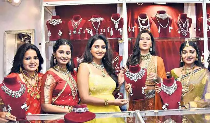 एशिया ज्वेल्स शो 2025 शीर्ष डिजाइनरों के साथ Hyderabad में शुरू हुआ एशिया ज्वेल्स शो 2025 शीर्ष डिजाइनरों के साथ Hyderabad में शुरू हुआ