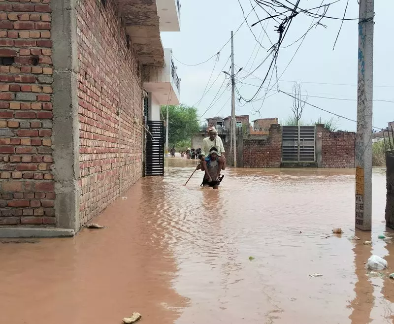 Haryana : अंबाला कैंट में टांगरी का पानी घरों में घुसा Haryana : अंबाला कैंट में टांगरी का पानी घरों में घुसा