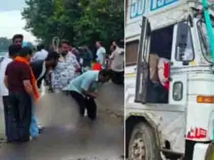 Beed: तेज रफ्तार ट्रक से हादसा, 6 श्रद्धालुओं की मौत Beed: तेज रफ्तार ट्रक से हादसा, 6 श्रद्धालुओं की मौत