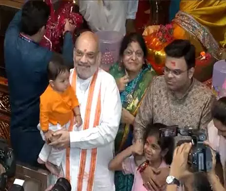 Amit Shah ने परिवार के साथ लालबागचा राजा में पूजा-अर्चना की Amit Shah ने परिवार के साथ लालबागचा राजा में पूजा-अर्चना की