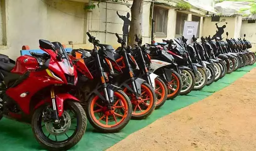 Hyderabad: बाइक चोरी के आरोप में पांच लोग गिरफ्तार, 42 लाख रुपये की 22 मोटरसाइकिलें बरामद Hyderabad: बाइक चोरी के आरोप में पांच लोग गिरफ्तार, 42 लाख रुपये की 22 मोटरसाइकिलें बरामद