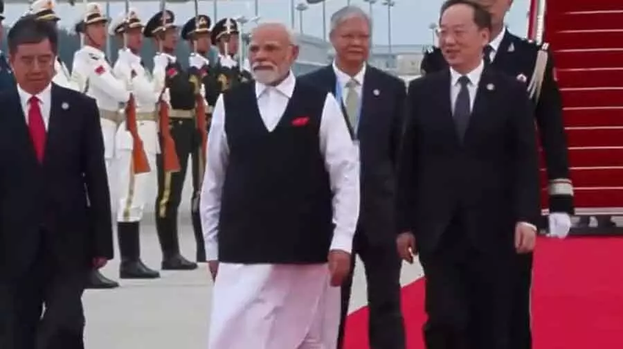 पीएम मोदी के लिए चीन ने बिछाया रेड कारपेट, भव्य स्वागत हुआ पीएम मोदी के लिए चीन ने बिछाया रेड कारपेट, भव्य स्वागत हुआ