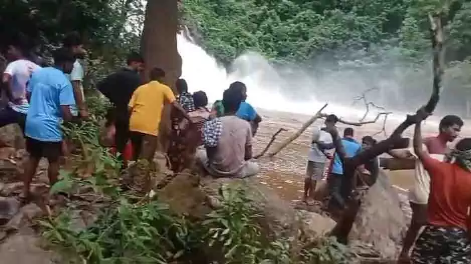 Odisha: पल्लाहारा में झरने में बहकर आया युवक लापता, तलाशी अभियान जारी Odisha: पल्लाहारा में झरने में बहकर आया युवक लापता, तलाशी अभियान जारी