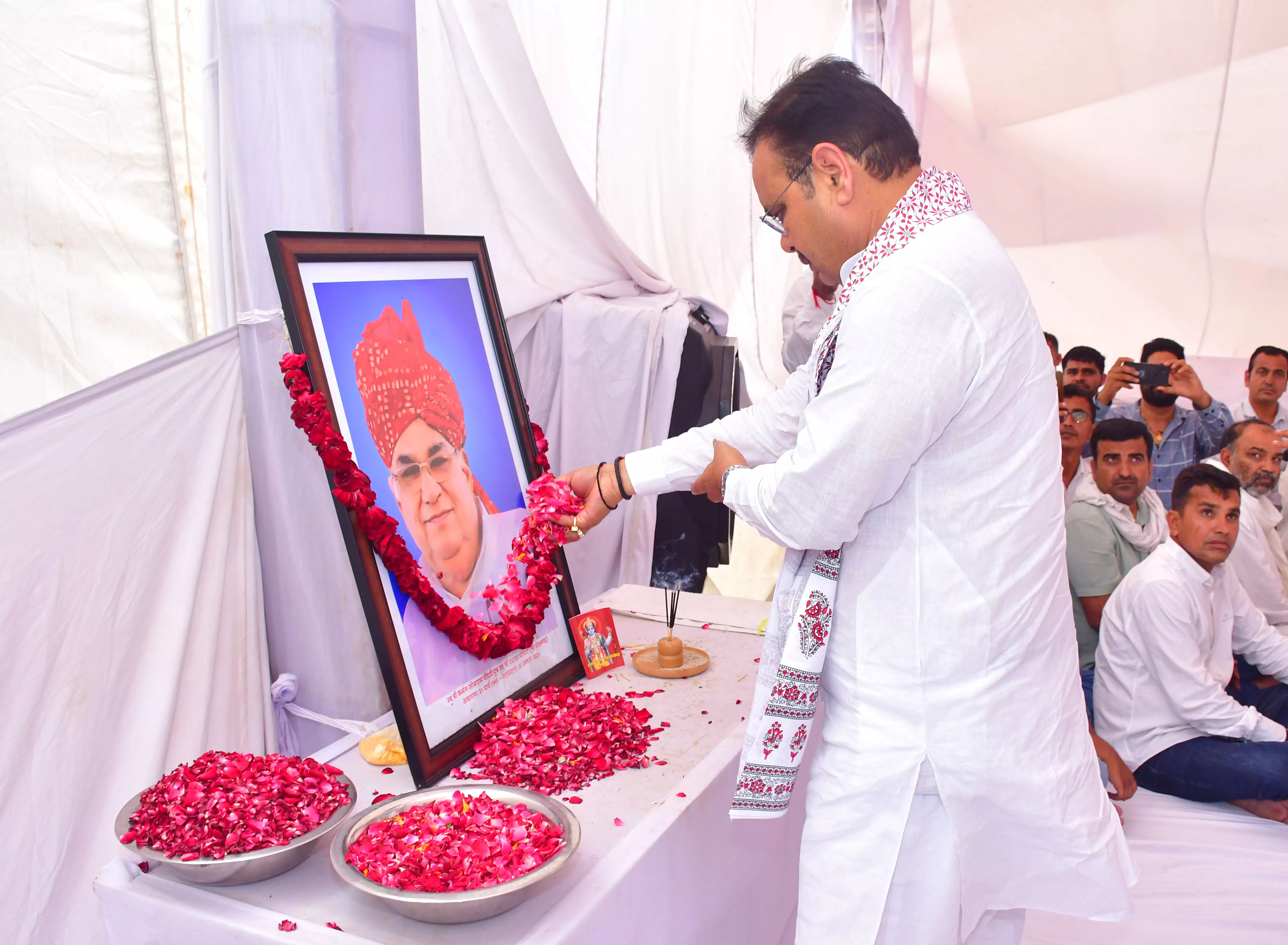 Jaipur: मुख्यमंत्री शर्मा ने पूर्व सांसद स्व. कर्नल सोनाराम चौधरी को दी श्रद्धांजलि Jaipur: मुख्यमंत्री शर्मा ने पूर्व सांसद स्व. कर्नल सोनाराम चौधरी को दी श्रद्धांजलि