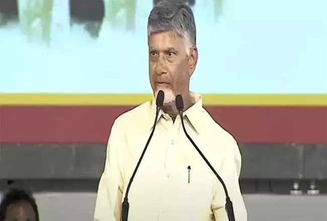 हर तालाब तक पानी पहुंचाना मेरी जिम्मेदारी: CM Naidu हर तालाब तक पानी पहुंचाना मेरी जिम्मेदारी: CM Naidu