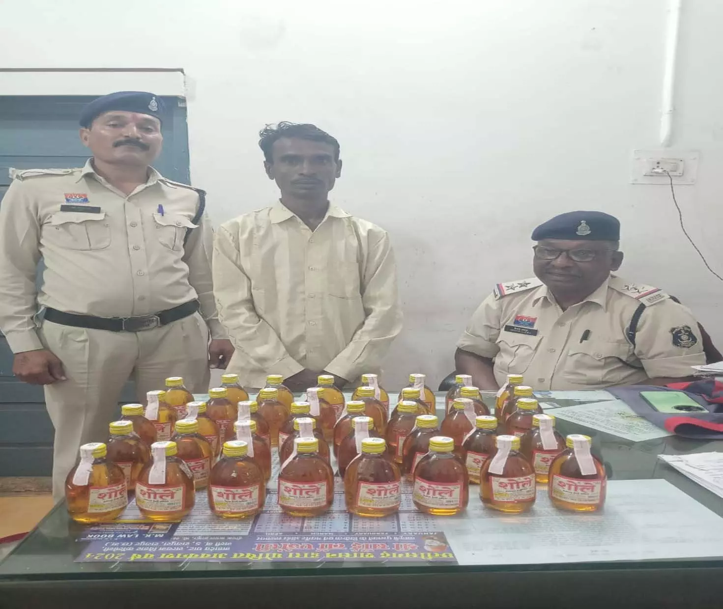 अवैध शराब के साथ सूरज साहू गिरफ्तार, 40 पौवा जब्त अवैध शराब के साथ सूरज साहू गिरफ्तार, 40 पौवा जब्त