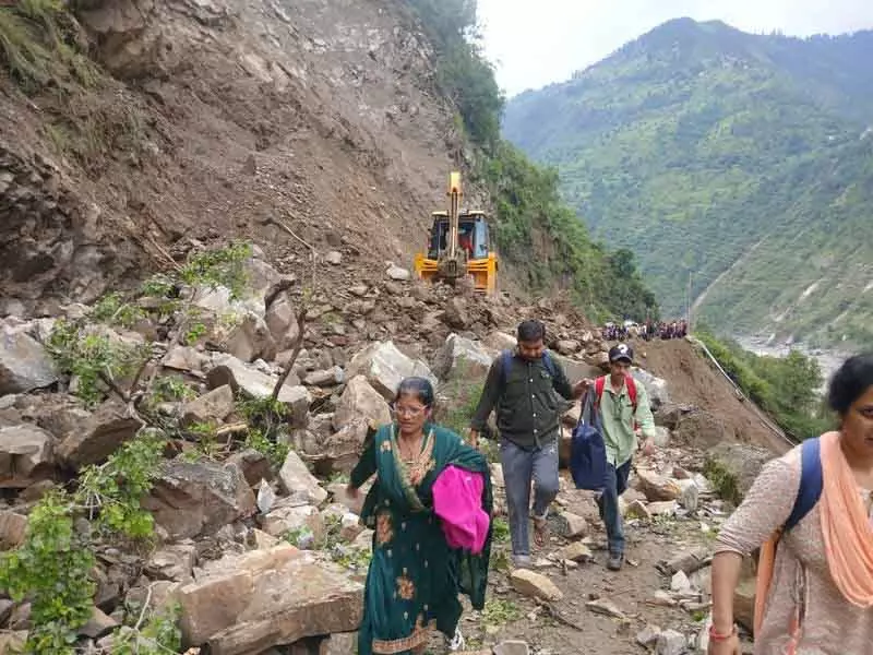 Himachal: सड़क बुनियादी ढांचा क्षतिग्रस्त, मणिमहेश तीर्थयात्री पैदल घर जाने को मजबूर Himachal: सड़क बुनियादी ढांचा क्षतिग्रस्त, मणिमहेश तीर्थयात्री पैदल घर जाने को मजबूर