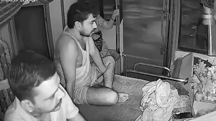 Indore : चलती बस में सह-चालक की संदिग्ध दिल का दौरा पड़ने से मौत Indore : चलती बस में सह-चालक की संदिग्ध दिल का दौरा पड़ने से मौत