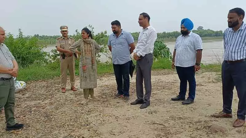 प्रशासन बाढ़ प्रभावित परिवारों को सुरक्षित स्थानों पर पहुंचाने के लिए हर संभव प्रयास कर रहा: DC प्रशासन बाढ़ प्रभावित परिवारों को सुरक्षित स्थानों पर पहुंचाने के लिए हर संभव प्रयास कर रहा: DC