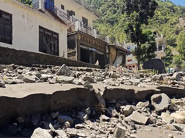 Ramban के राजगढ़ इलाके में अचानक आई बाढ़ में 3 की मौत, 2 लापता Ramban के राजगढ़ इलाके में अचानक आई बाढ़ में 3 की मौत, 2 लापता