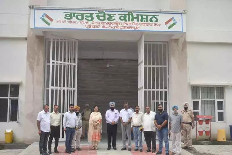 संयुक्त मुख्य निर्वाचन अधिकारी ने होशियारपुर में EVM गोदाम का निरीक्षण किया संयुक्त मुख्य निर्वाचन अधिकारी ने होशियारपुर में EVM गोदाम का निरीक्षण किया