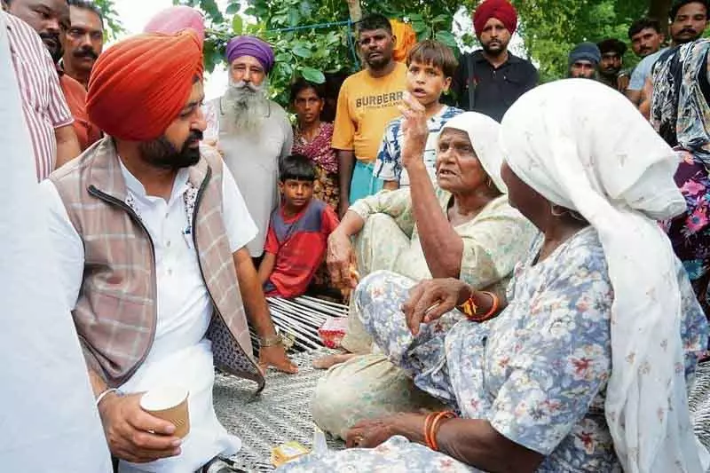 Mundian ने कहा, बाढ़ प्रभावित क्षेत्रों से 1,200 लोगों को सुरक्षित स्थानों पर पहुंचाया गया Mundian ने कहा, बाढ़ प्रभावित क्षेत्रों से 1,200 लोगों को सुरक्षित स्थानों पर पहुंचाया गया
