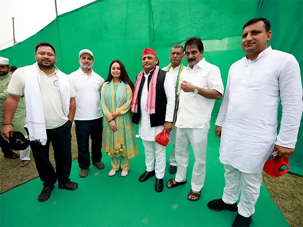 मतदाता अधिकार यात्रा के अंतिम चरण में राहुल गांधी, तेजस्वी यादव के साथ शामिल हुए Akhilesh Yadav मतदाता अधिकार यात्रा के अंतिम चरण में राहुल गांधी, तेजस्वी यादव के साथ शामिल हुए Akhilesh Yadav