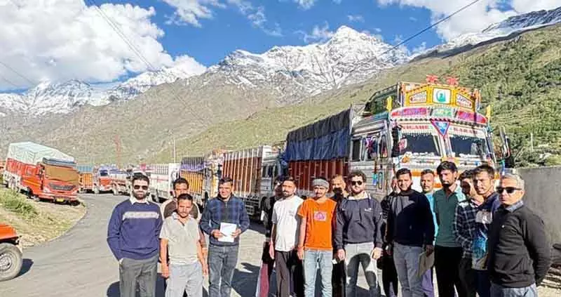 Lahaul-Spiti की महिलाएं बाढ़ प्रभावित पर्यटकों और ट्रक ड्राइवरों को भोजन और आश्रय प्रदान कर रही Lahaul-Spiti की महिलाएं बाढ़ प्रभावित पर्यटकों और ट्रक ड्राइवरों को भोजन और आश्रय प्रदान कर रही