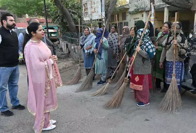 Mayor ने नगर निकाय अधिकारियों को 20 फॉगिंग मशीनें वितरित कीं Mayor ने नगर निकाय अधिकारियों को 20 फॉगिंग मशीनें वितरित कीं