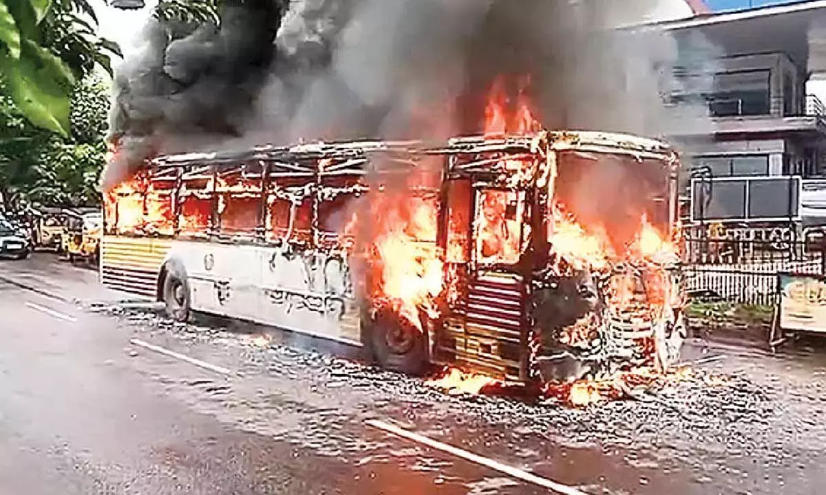 Andhra: शॉर्ट सर्किट के कारण आरटीसी बस जलकर खाक Andhra: शॉर्ट सर्किट के कारण आरटीसी बस जलकर खाक