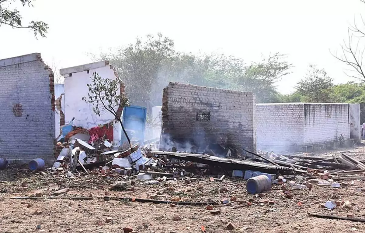 Villupuram में पटाखा फैक्ट्री मालिकों और श्रमिकों के लिए सुरक्षा शिविर का आयोजन Villupuram में पटाखा फैक्ट्री मालिकों और श्रमिकों के लिए सुरक्षा शिविर का आयोजन