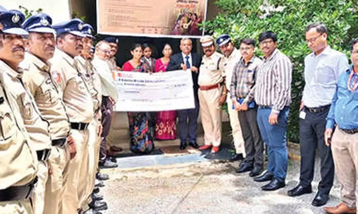 बैंक ऑफ बड़ौदा ने अग्निशमन सेवा के नामित व्यक्ति को 95 लाख रुपये का बीमा दावा सौंपा बैंक ऑफ बड़ौदा ने अग्निशमन सेवा के नामित व्यक्ति को 95 लाख रुपये का बीमा दावा सौंपा