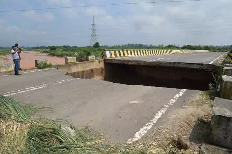 Chandigarh ट्राइसिटी में रात भर हुई मूसलाधार बारिश से जनजीवन अस्त-व्यस्त Chandigarh ट्राइसिटी में रात भर हुई मूसलाधार बारिश से जनजीवन अस्त-व्यस्त