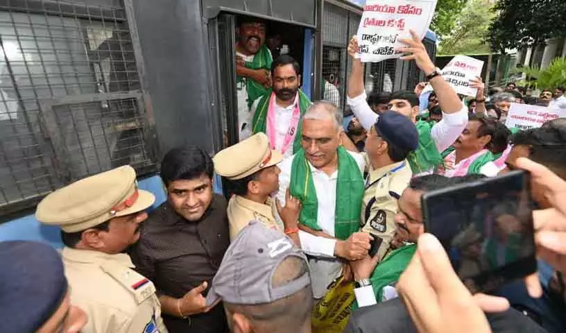 Harish Rao ने यूरिया संकट को लेकर रेवंत रेड्डी की आलोचना की, किसानों से माफी की मांग की Harish Rao ने यूरिया संकट को लेकर रेवंत रेड्डी की आलोचना की, किसानों से माफी की मांग की