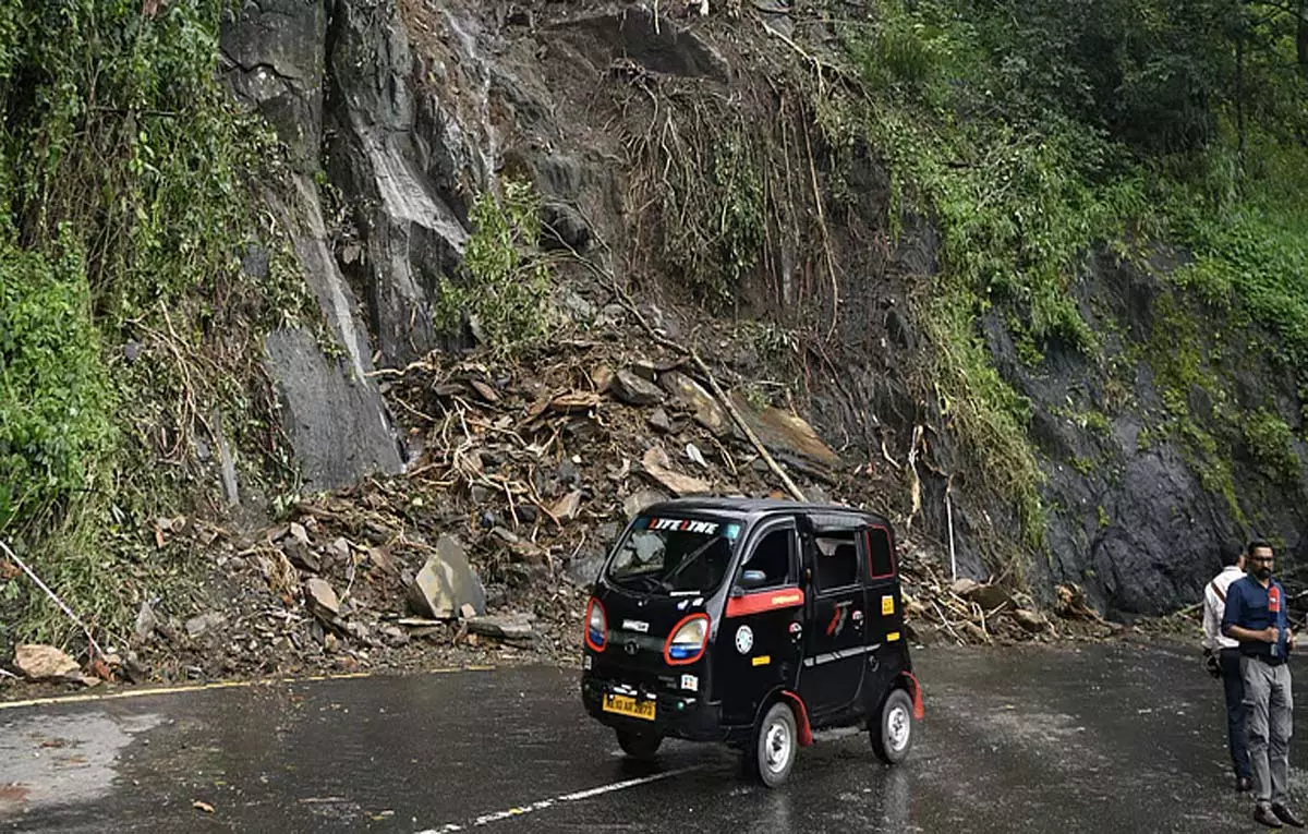 Thamarassery घाट रोड पर यातायात प्रतिबंध हटाए गए Thamarassery घाट रोड पर यातायात प्रतिबंध हटाए गए